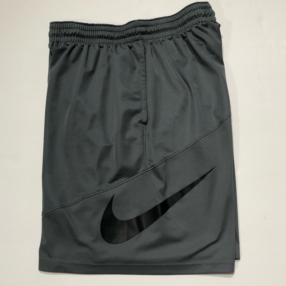 NIKE Men’s XXL Grey Basketball Shorts with Pockets